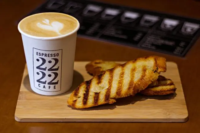 Tem duas opções: cappuccino + pão italiano com manteiga aromatizada: R$ 8 (foto); ou Cold Brew + brownie de amêndoas: R$ 12. Foto: Divulgação.