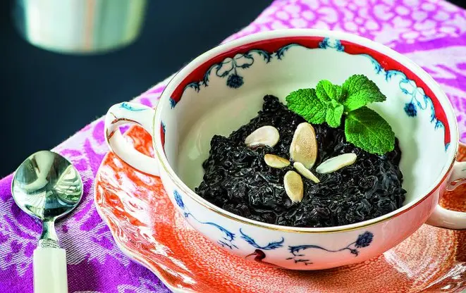 Arroz negro doce. Foto: Letícia Akemi/Gazeta do Povo