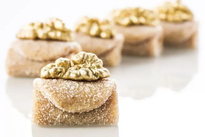 Camafeu, olho de sogra. Os doces que já ocuparam mesas antigas, surgem repaginados. O que dizer do envelope de nozes recheado com creme de ovos de Veri Fragoso (foto) ou do olho de sogra gratinado no forno? Foto: Letícia Akemi/Gazeta do Povo