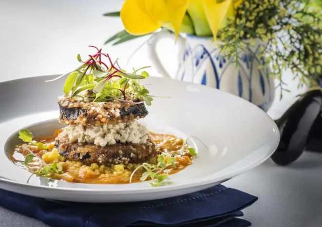 A berinjela em crosta de pistache é servida no Mahatma Gourmet com tagine de tomate e alcachofra temperado com cardamomo. Foto: Leticia Akemi/Gazeta do Povo