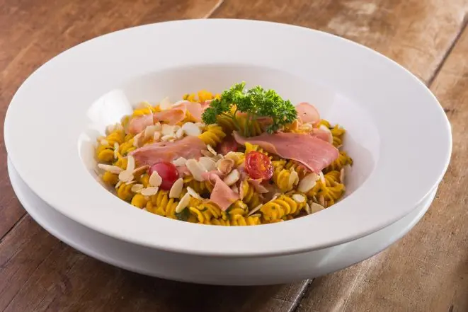 Fusilli ao creme de abóbora com presunto cru e amêndoas e do tagliatelle ao pomodoro com fonduta de queijos e pesto. Foto: divulgação.