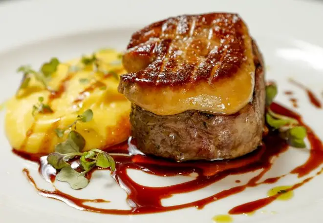Tournedo Rossini com escalope de foie gras,é um clássico da gastronomia francesa. Foto: Hugo Harada/Gazeta do Povo.