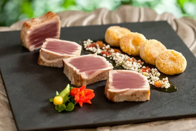 Atum com vinagrete de semente de quiabo com gnocchi de mandioca e banana. Foto: Paulo Lima/Divulgação