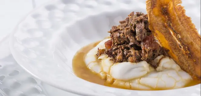 A releitura do barreado foi preparado pelo chef Celso Freire. A base é uma calda de laranja reduzida, pirão de arroz e sobre eles, o barreado e banana desidratada. Foto: Letícia Akemi / Gazeta do Povo.