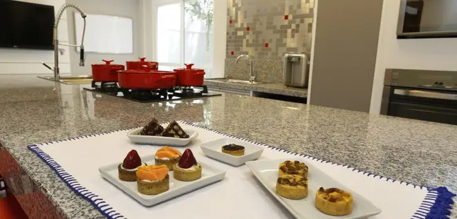 Na cozinha, o objetivo é o ensino do idioma com ênfase na enogastronomia. Foto: Henry Milleo/ Gazeta do Povo