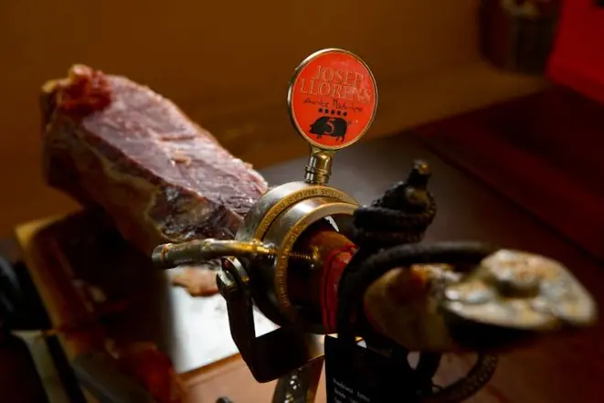 O jamón apoiado na "jamoneira", onde ele é cortado. Foto: Marco Charneski/ Divulgação