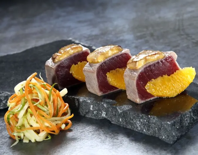 Atum selado com mel de laranjeira, acompanhado de foie gras tostado no maçarico, linguine de pupunha e laranja confit, do restaurante Tuna. Foto: Alexandre Mazzo/Gazeta do Povo