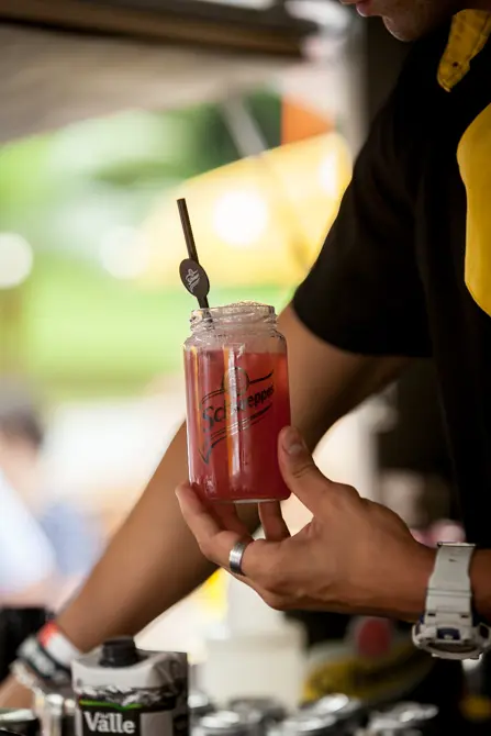 Preparo do Breezer, com suco de cranberry, de maçã, de limão e vodka. Foto: Fernando Zequinão/ Gazeta do Povo.