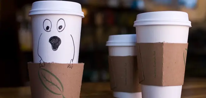Zarf é um substantivo que denomina a proteção térmica de papelão que protege um copo de papel com bebida quente. Crédito: Pen Waggener via VisualHunt.com / CC BY