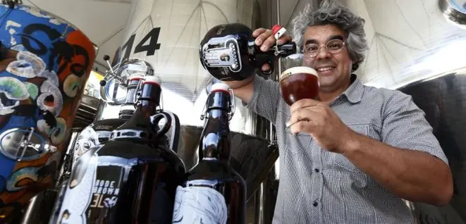 Samuel Cavalcanti, da Bodebrown, fechou parceria com restaurantes de Curitiba para que não cobrem rolha dos growlers. Foto: Albari Rosa