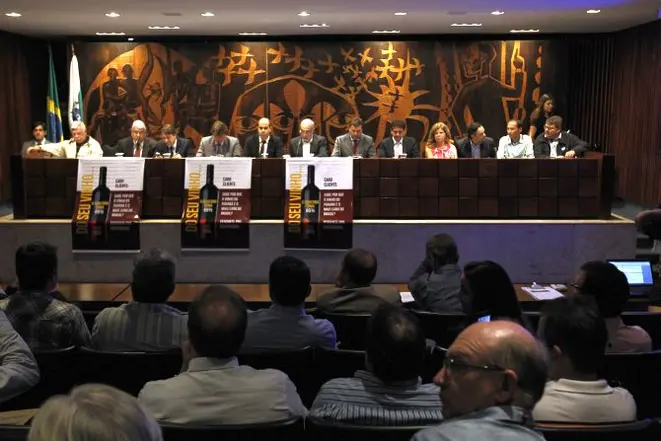 Em audiência pública, promovida pela Associação Brasileira de Bares e Restaurantes (Abrasel-PR) e pelos deputados estaduais Evandro Araújo (PSC) e Rasca Rodrigues (PV), o governo havia prometido que resolveria a questão até o final de abril. Foto: Jonathan Campos/Gazeta do Povo.