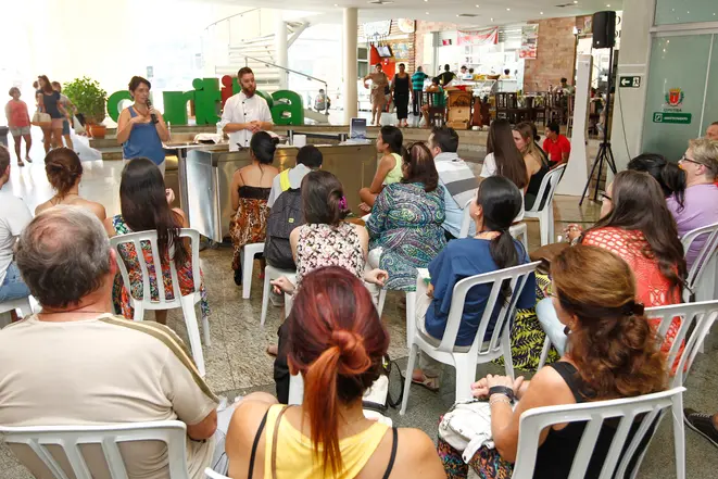 A aula de gastronomia que acontecou no sábado no átrio do mercado municipal.