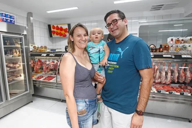 O casal Elcimara e Carlos Alberto Ramalho com o filho Pedro, de 1 ano: compras para o almoço com amigos.