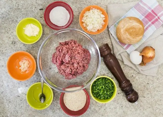 Para fazer a receita, os ingredientes necessários são carne moída, farinha de rosca, ovo, cebola, alho, sal e pimenta-do-reino, cebolinha e óleo. Fotos: Letícia Akemi/Gazeta do Povo