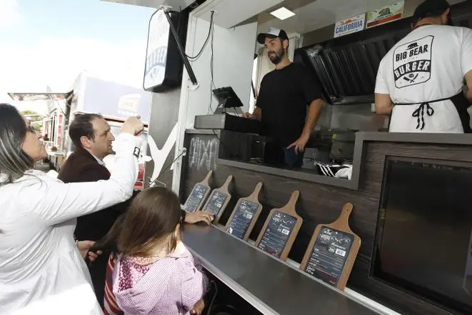 Big Bear Burger é um dos food trucks que conseguiu se regularizar na Prefeitura. Foto: Antônio More/Gazeta do Povo.