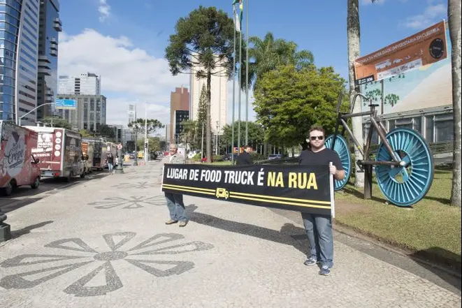 Donos de food trucks protestaram em junho contra o edital de licitação em frente à Prefeitura. Foto: Letícia Akemi.