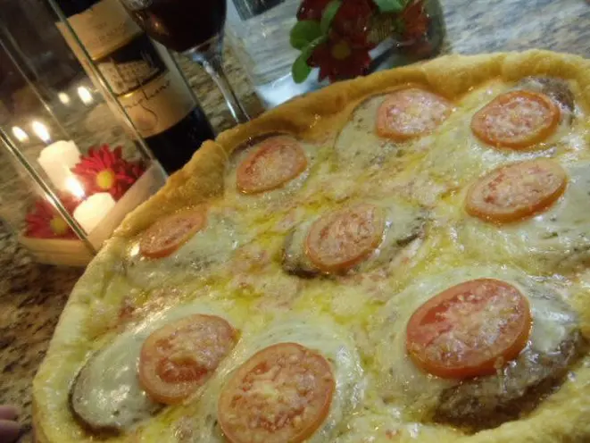 Na Pizzaria Faronela, o cliente pode pedir uma pizza de cheeseburguer. Foto: Divulgação
