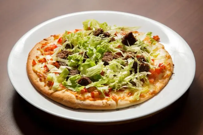 Pizza de X-Salada do Catanzaro. Foto: Patrícia Amâncio