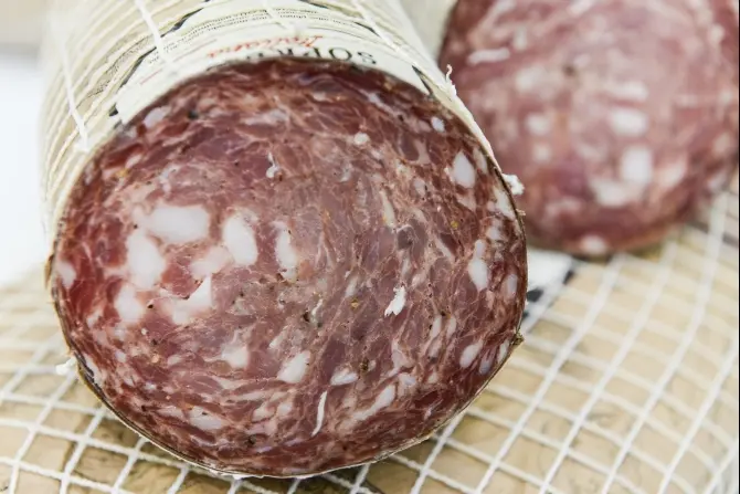 O embutido artesanal feito por salumeria em Manditiruba