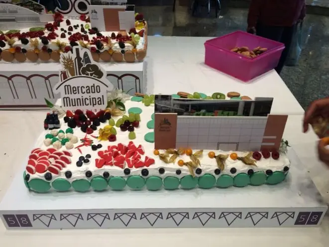 Bolo de aniversário para comemorar os 58 anos do Mercado Municipal. Foto: Gazeta do Povo.