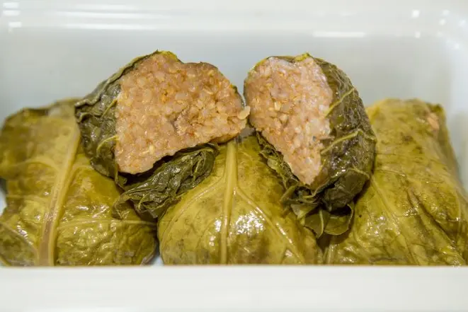 Hulopti, receita de família de Ederson Maksemiv: trigo mourisco, arroz quebrado e molho à base de tomate enrolados em couve-manteiga. Foto: Hugo Harada/Gazeta do Povo