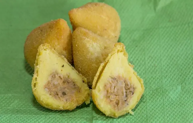 Coxinhas de jaca verde cozida e desfiada do Zanquetta Alimentos Congelados. Foto: Hugo Harada/Gazeta do Povo