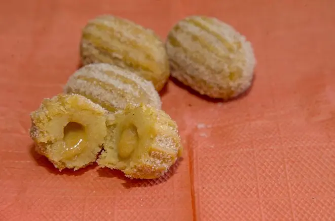 Churro recheado com doce de leite feito de leite de coco do Zanquetta Alimentos Congelados. Foto: Hugo Harada/Gazeta do Povo