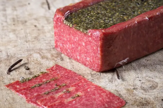 Salame com formato peculiar e uma capa de pimenta verde. Foto: Fernando Zequinão/Gazeta do Povo.