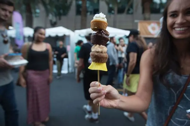 Espetinho de cupcakes, da loja Baby Sweetery Love, em Los Angeles. Vegano não necessariamente é sinônimo de saudável. Foto: AFP/ David McNew.