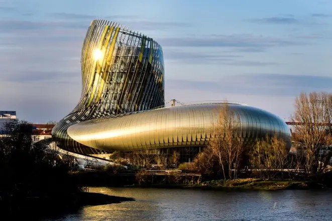 A fachada futurista do museu contrasta com a vizinhança de prédios antigos. Foto: ANAKA