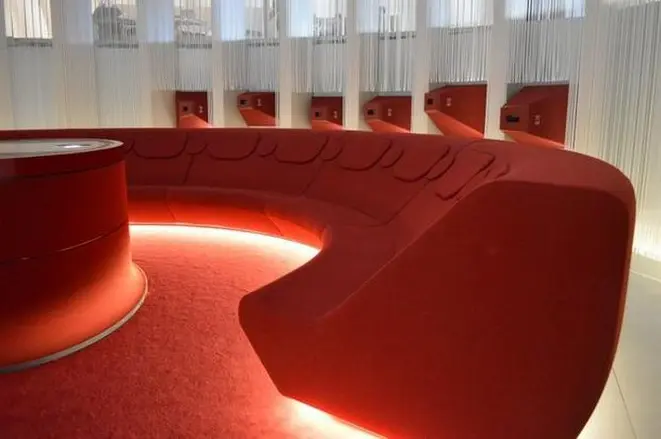 Os visitantes podem sentar no sofá vermelho e observar projeções no teto. Foto: Divulgação