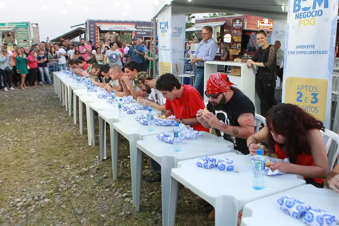 Competidores se organizam para o campeonato de comedores de hambúrgueres que aconteceu no Festival de Hambúrguer do Atuba neste sábado (17).<br>Foto: Divulgação.