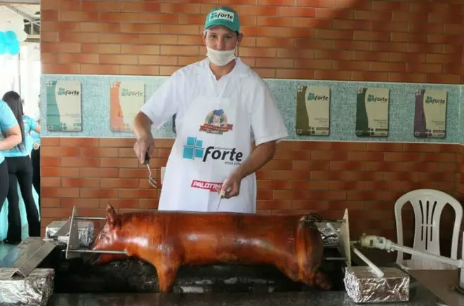 Cerca de 300 porcos são assados inteiros todos os anos durante a Festa do Porco no Rolete. Foto: Divulgação Clube Caça e Pesca de Toledo.
