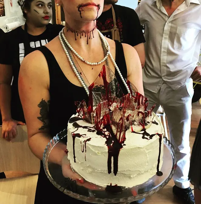 Bolo com sangue falso e cacos de vidro de açúcar da Caramelodrama. Foto: Divulgação