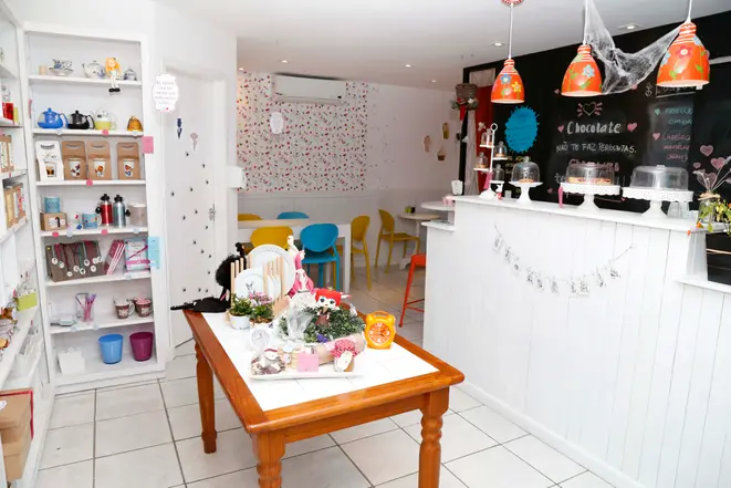 A casa de chás tem decoração temática e mesa com doces em festa de Halloween. Foto: Divulgação