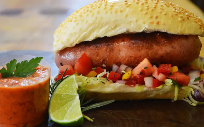 Linguiça artesanal com queijo colonial, vinagrete, molho especial, servido no pão baguete. Foto: Divulgação.