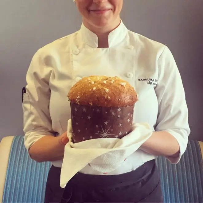 Carolina e seu panettone. A "saga" dos panettoni foi contada em seu instagram. Foto: reprodução Instagram.