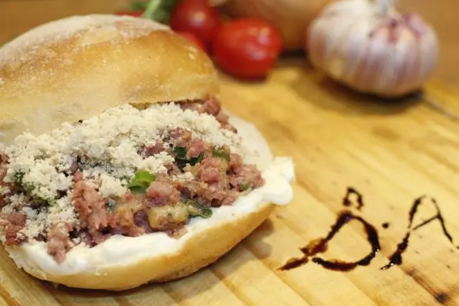 Sanduíche de linguiça Blumenau será servido pelo Simples Assim. Foto: Divulgação