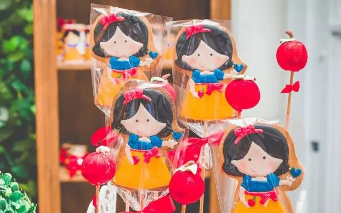Cookie piñata é recheado com confete