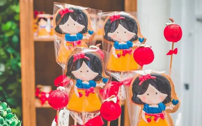 Cookie designer Simone Fruet faz bolachas decoradas no palito sob encomenda. Foto: Fernanda Moraes/Divulgação