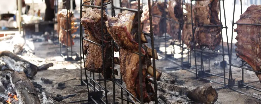 Evento no fim de semana em Curitiba tem churrasco no varal e costela de chão