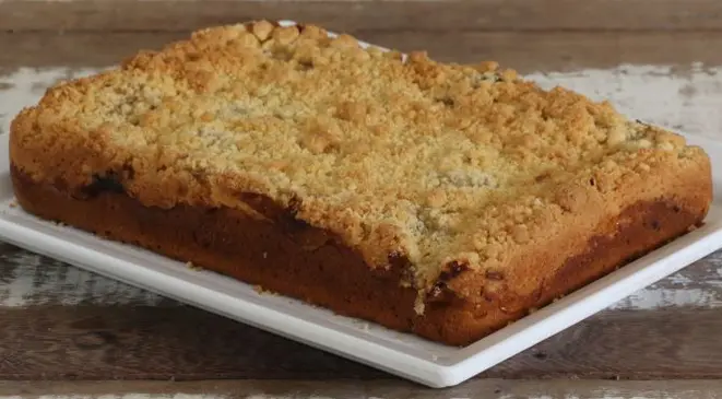 Cuque alemão do Empório Kaminski: massa baixa e recheio de banana e creme confeteiro. Foto: Divulgação.