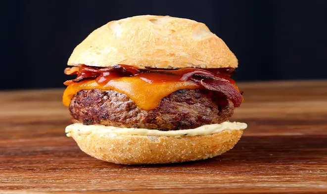 Hambúrguer de costela. Foto: Divulgação