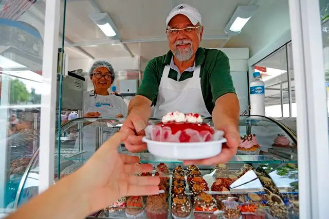 Yooko e Luiz Henrique Dolis estão há três anos na feirinha do Largo da Ordem oferecendo cupcakes e bolos a quem visita o espaço (Foto: Felipe Rosa / Gazeta do Povo)