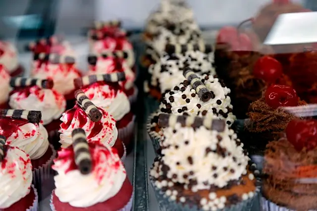 Os cupcakes com mais saída são os com recheiro red velvet, ganache de chocolate e brigadeiro gourmet (Foto: Felipe Rosa / Gazeta do Povo)