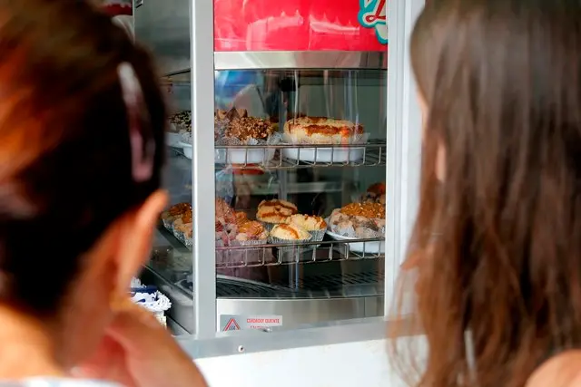 Dos sabores de bolos e tortas, o de banana com doce de leite é um dos mais buscados (Foto: Felipe Rosa / Gazeta do Povo)