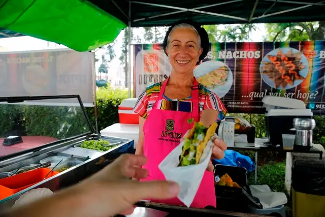 Elena Gallegos está há 30 anos na feirinha do Largo da Ordem oferecendo a autêntica gastronomia mexicana aos curitibanos e turistas (Foto: Felipe Rosa / Gazeta do Povo)