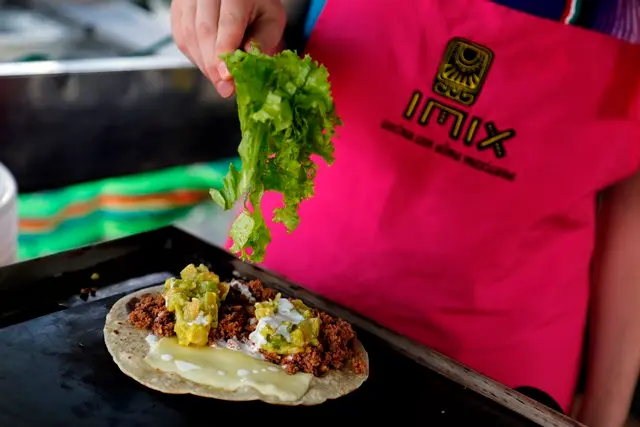 Tacos e burritos (como o da foto) têm versões veganas. Apenas os tacos, porém, podem ser consumidos por celíacos (Foto: Felipe Rosa / Gazeta do Povo)