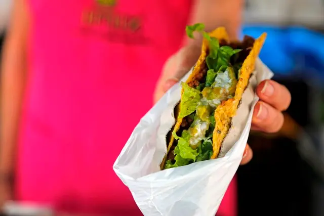 As tortillas dos tacos são feitos de milho, água e sal e, portanto, podem ser consumidos por celíacos (Foto: Felipe Rosa / Gazeta do Povo)