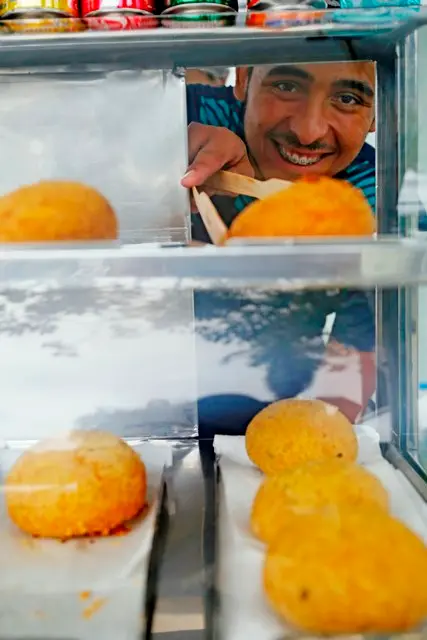 Novidade no Largo da Ordem: bolinhos de aipim para veganos, vegetarianos, celíacos e intolerantes à lactose (Foto: Felipe Rosa / Gazeta do Povo)